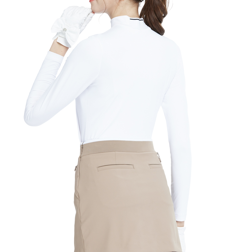 White crew neck long-sleeved undershirt